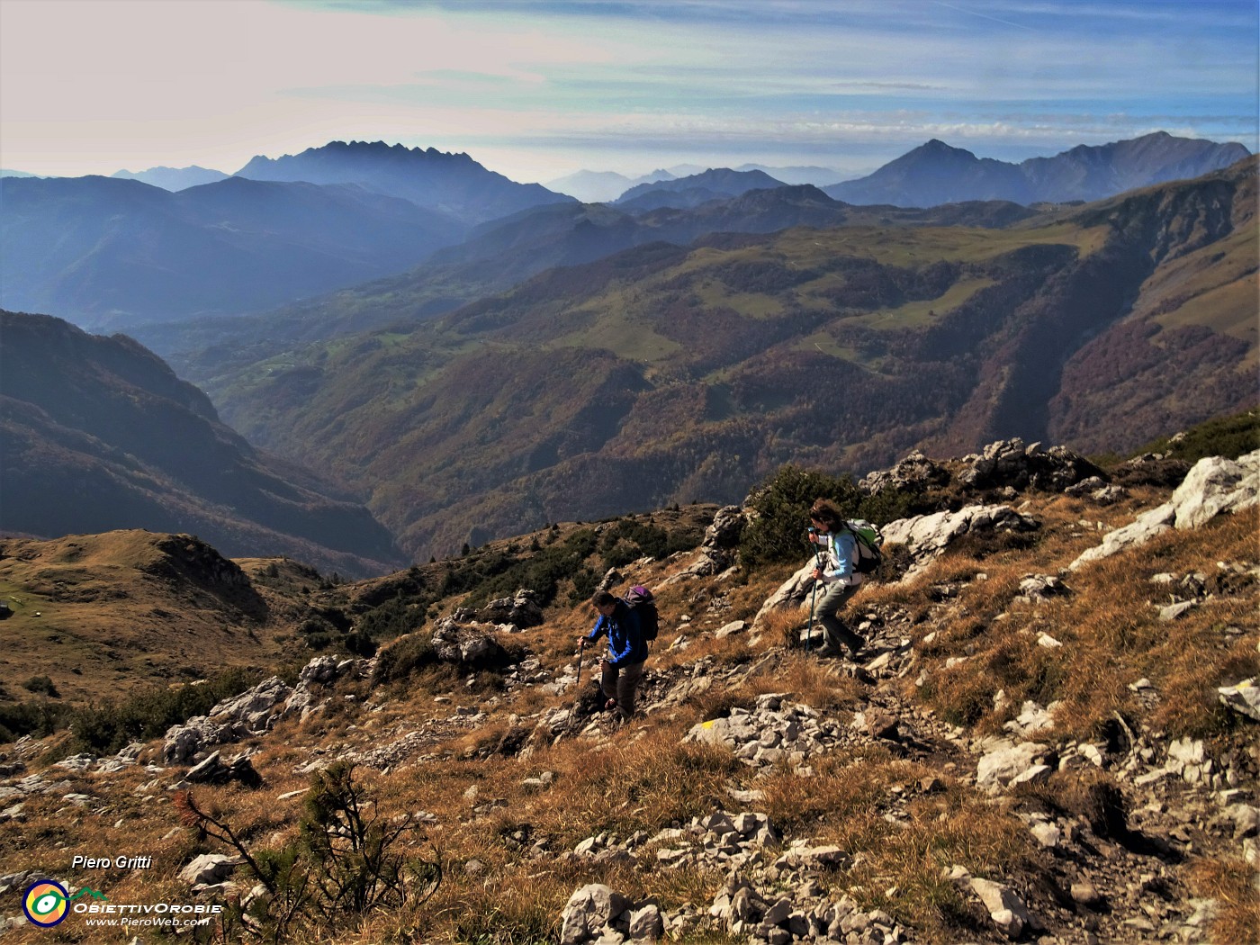 60 Scendiamo dalla cima con vista in Resegone e Grigne.JPG -                                